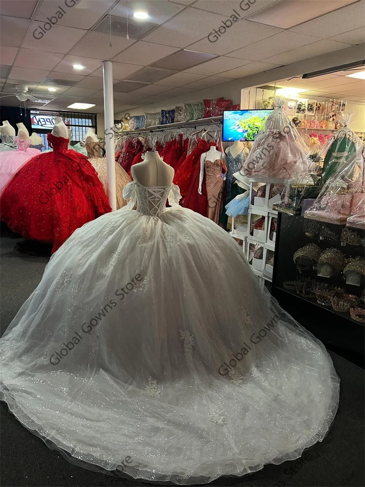 فساتين Quinceanera بيضاء لامعة قبالة الكتف زين الدانتيل الديكور كريستال تول حفلة عيد ميلاد الحلو 16 فستان سترة