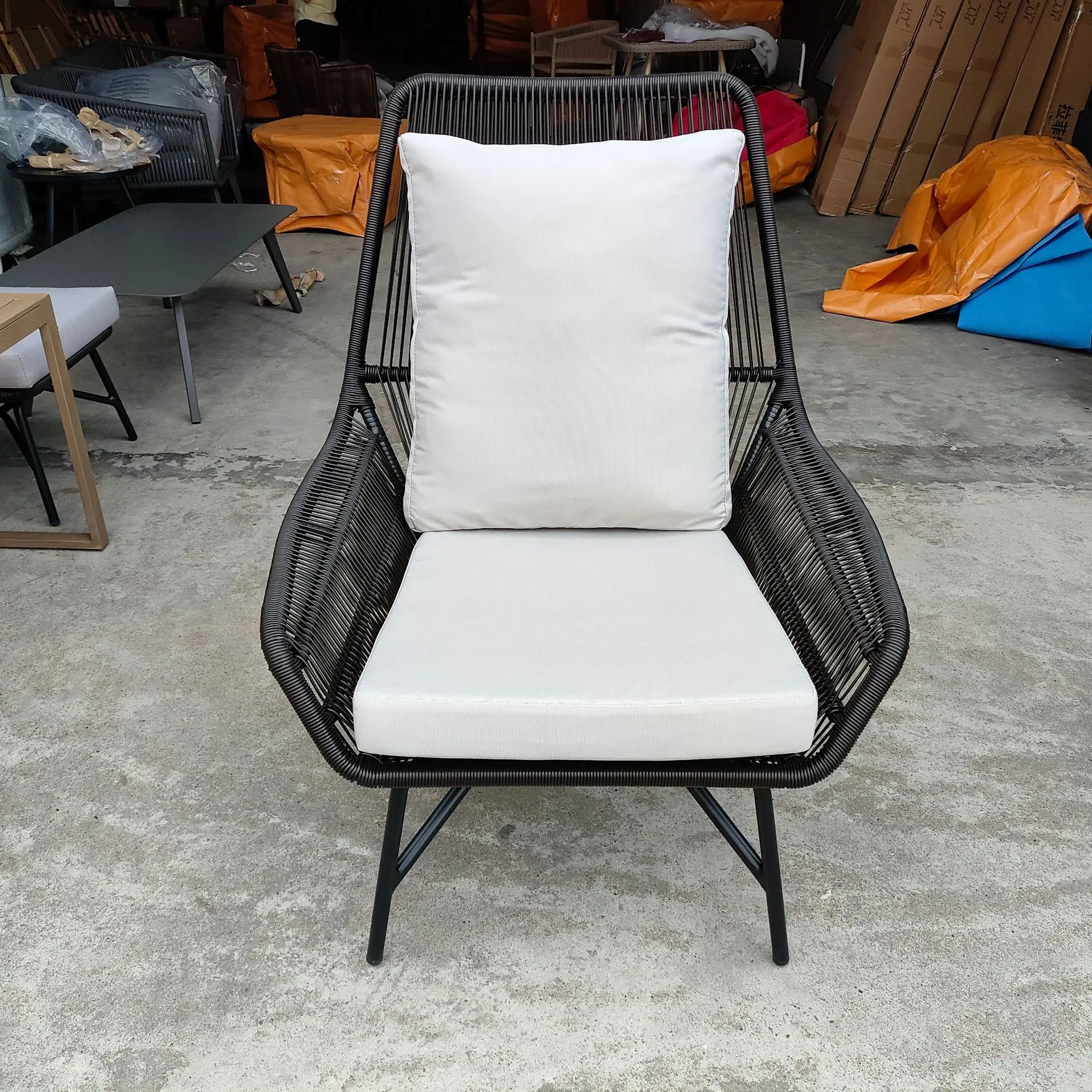 Anpassbarer Rattanstuhl für den Außenbereich