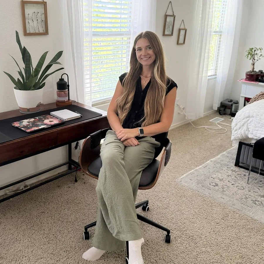 كرسي مكتب منزلي مع عجلات عجلات مصنوعة من خشب الجوز مريح منحني للظهر والأذرع من الجلد الصناعي قابل للتعديل