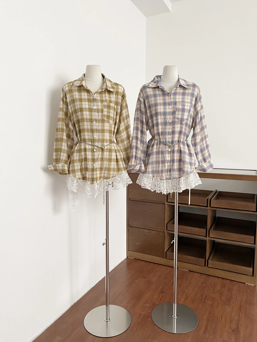 

Весна 2026: Женская деловая повседневная рубашка в корейском стиле с кружевными вставками, длинным рукавом, свободного кроя, стройнящая, удобная, в стиле Lazy Design