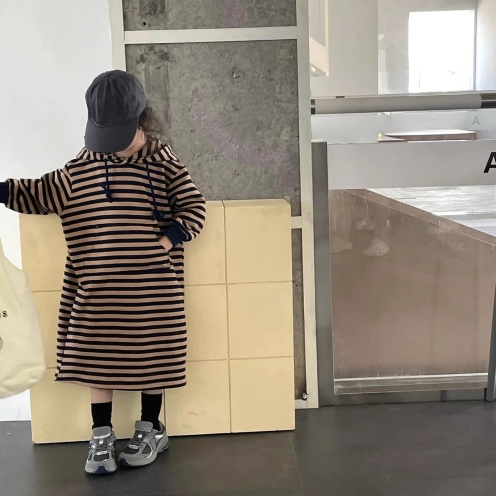 おしゃれなレトロ秋ガールズカジュアルワンピース韓国版おしゃれなストライプ柄プリント長袖フード付きキッズワンピース