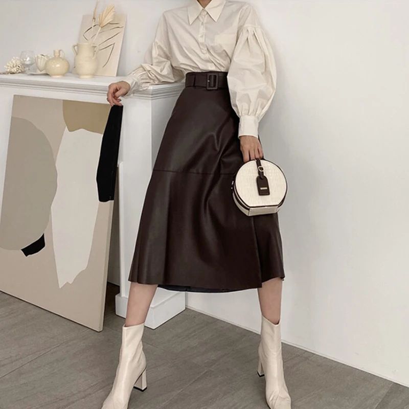 ランタンスリーブのエレガントでシックなシャツとスリット入りハイウエストPUレザーミニスカートの女性用ファッショナブルな春のセット