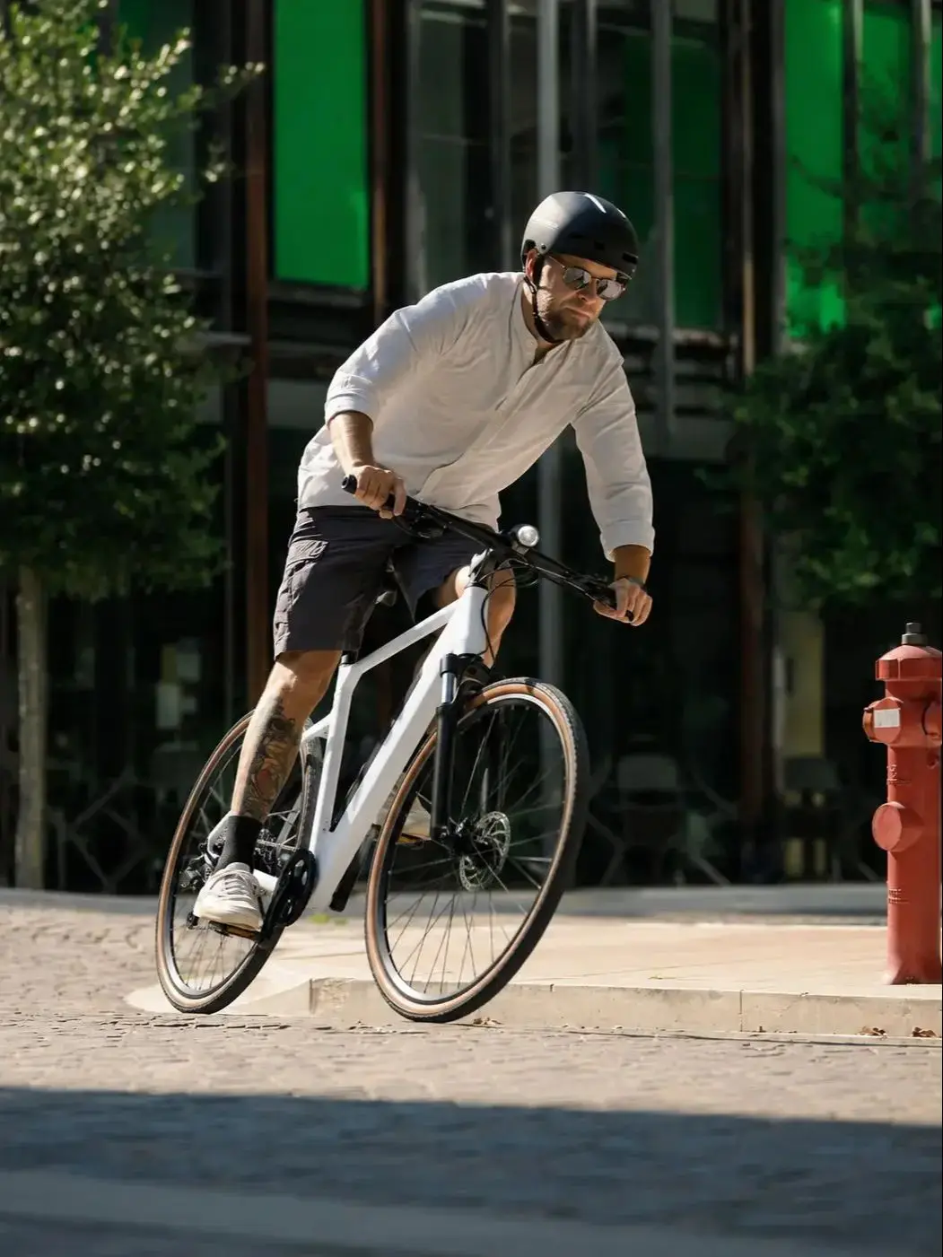 YANGOR Y700 Erwachsenen-Elektrofahrrad 250W 36V 10,4Ah Abnehmbarer Akku 25KM/H 85KM Reichweite Stadt-Elektrofahrrad CE-Zertifiziert 700x40C Reifen Leichtgewicht 7-Gang-Schaltung Hydraulische