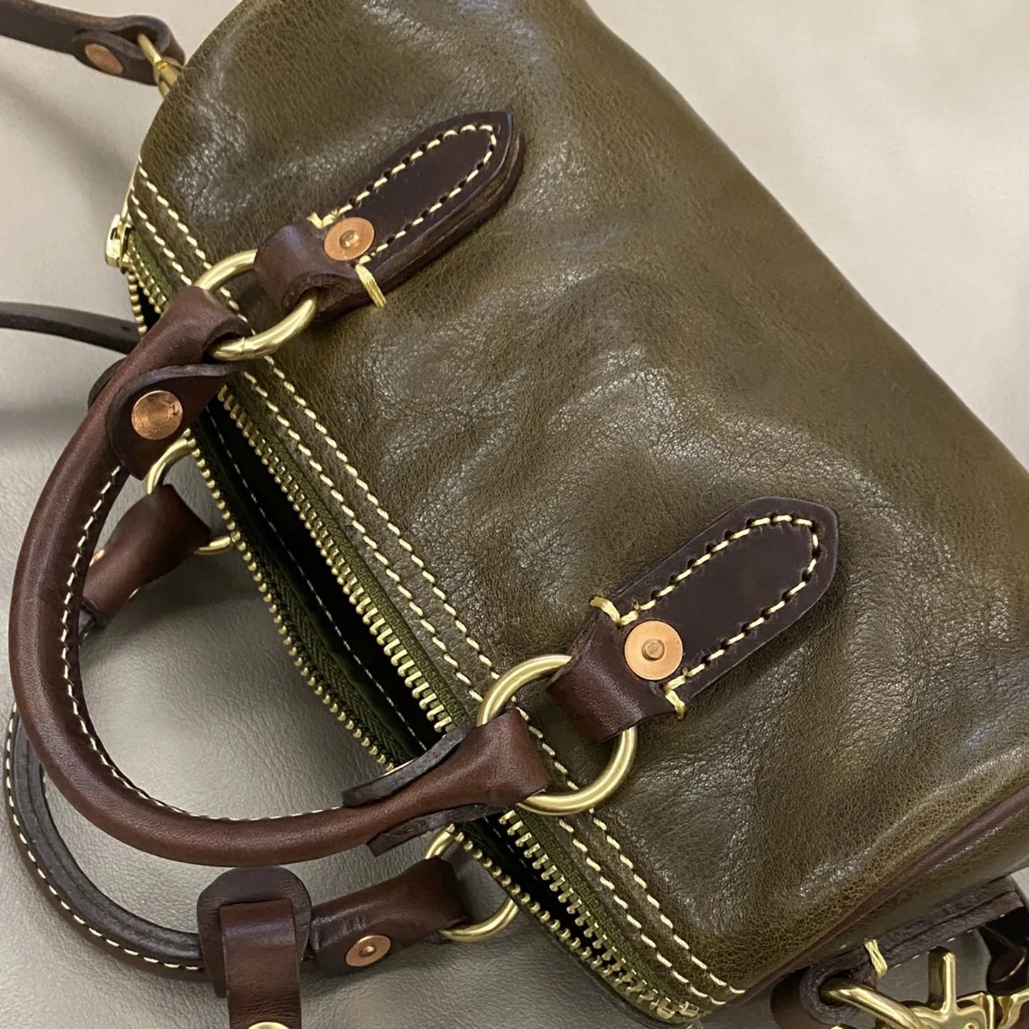 PNDME einfache Vintage-Handtasche aus erstklassigem Rindsleder für Damen, luxuriöse handgefertigte Echtleder-Umhängetasche für Wochenendpartys. – Detail 14