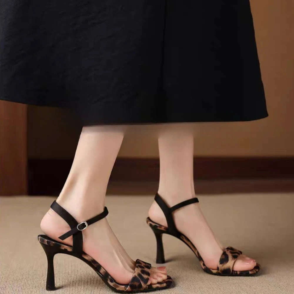 Sandales à talons hauts pour femmes 2026 Nouveauté élégante imprimé léopard talon fin sandales haut de gamme chaussures pour femmes