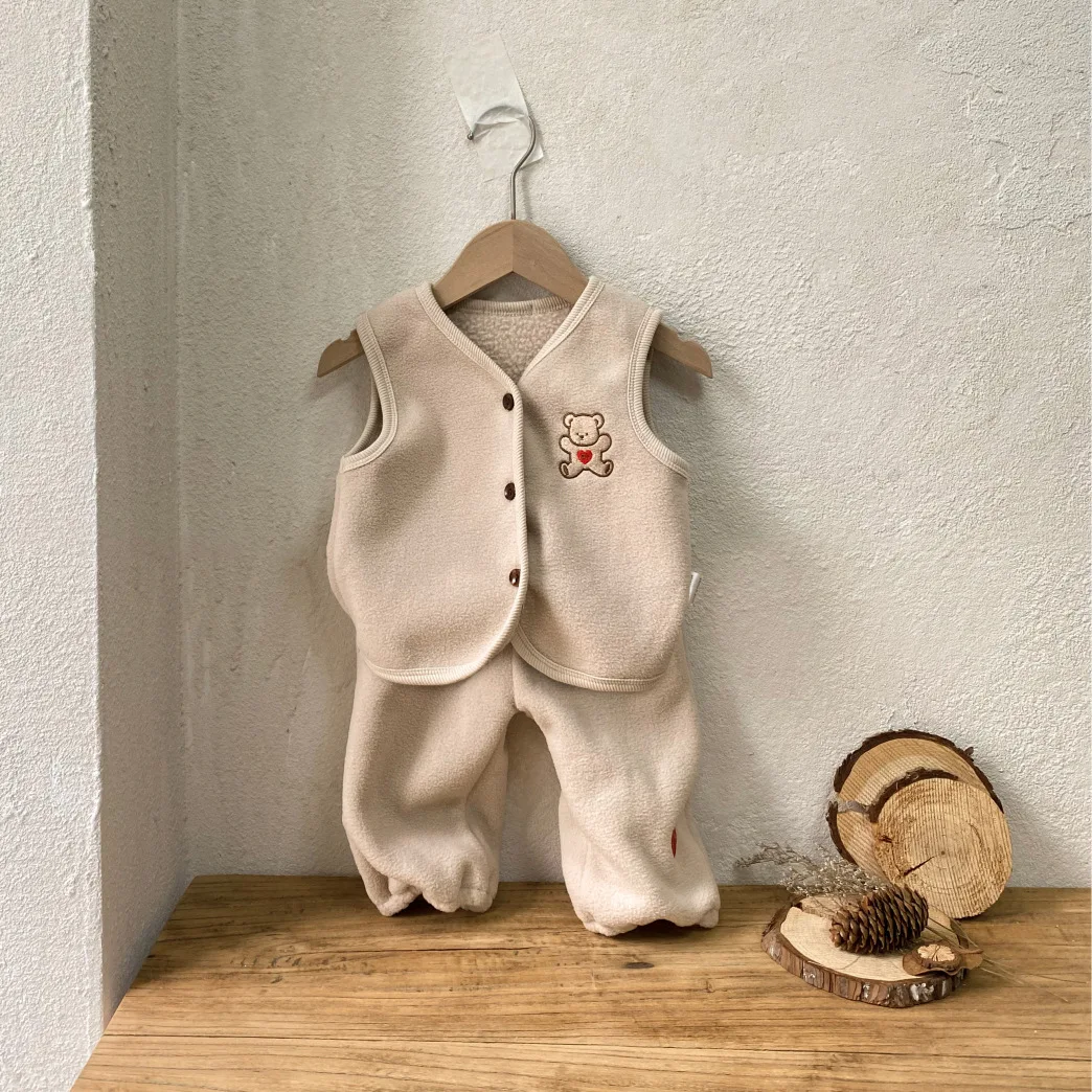 

Комплект для девочек: флисовый жилет с вышивкой медведя + брюки, 2 предмета, повседневный костюм для малышей, весна 2026, новая коллекция, безрукавный комплект одежды для младенцев