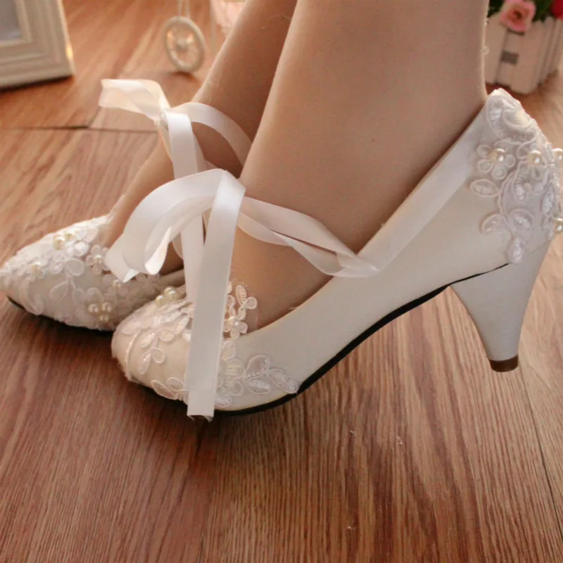 Fashion White Wedding Shoes Kitten High Heels Women Pump Heels Patent Leather Lace Appliques Beaded Bridal Shoes