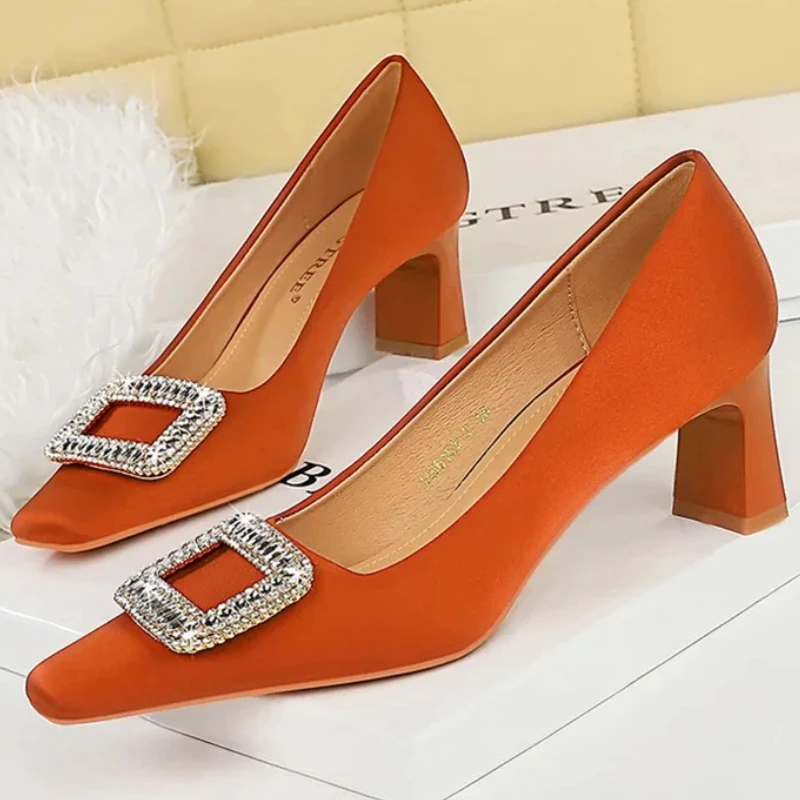 Nuove donne comode 6cm Block tacchi alti lavoro quotidiano décolleté in raso di seta Lady Luxury Metal Crystal Buckle scarpe con punta quadrata poco