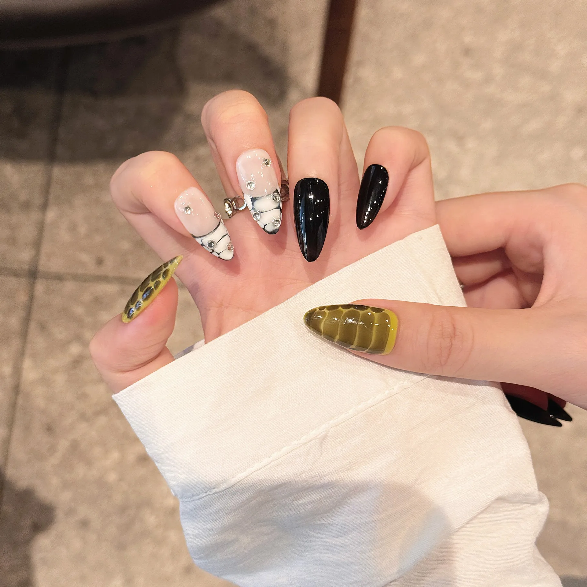 Handmade Press on Nails Crocodile Pattern Spice Girls Fake Nails for Women Girl Wearable Sweet Cool Short Almond False Nail Tips