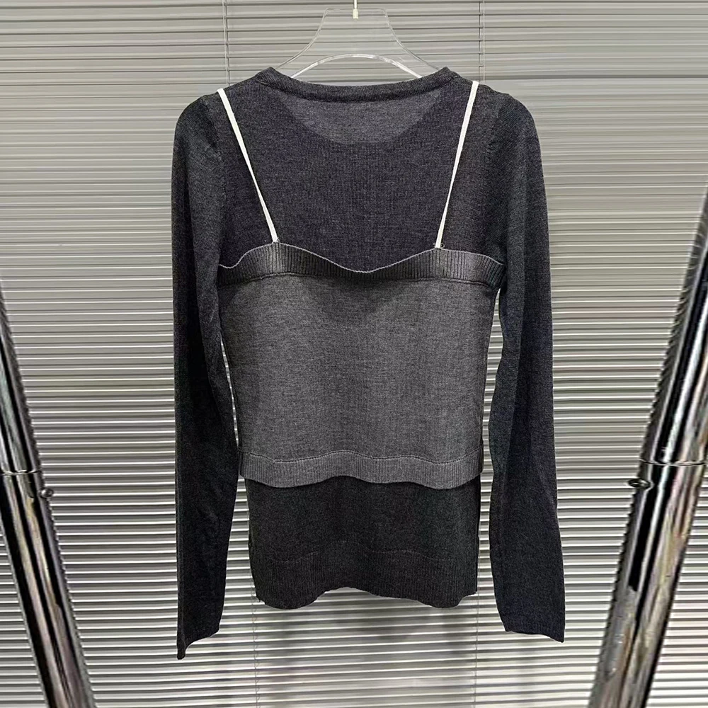 TWOTWINSTYLE Grigio Impiombato Bottoni T Shirt Donna O Collo Manica Lunga Dimagrante Falso Due Pezzi T-shirt da Donna Autunno Moda Nuovo