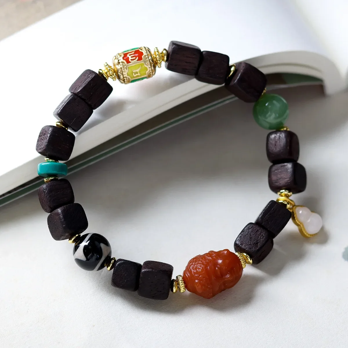 

Оригинальный дизайн, браслет из квадратных бусин из дерева с благовониями, южный красный агат, двусторонняя голова Будды, зуб тигра, SkyBead, храм, шнурок