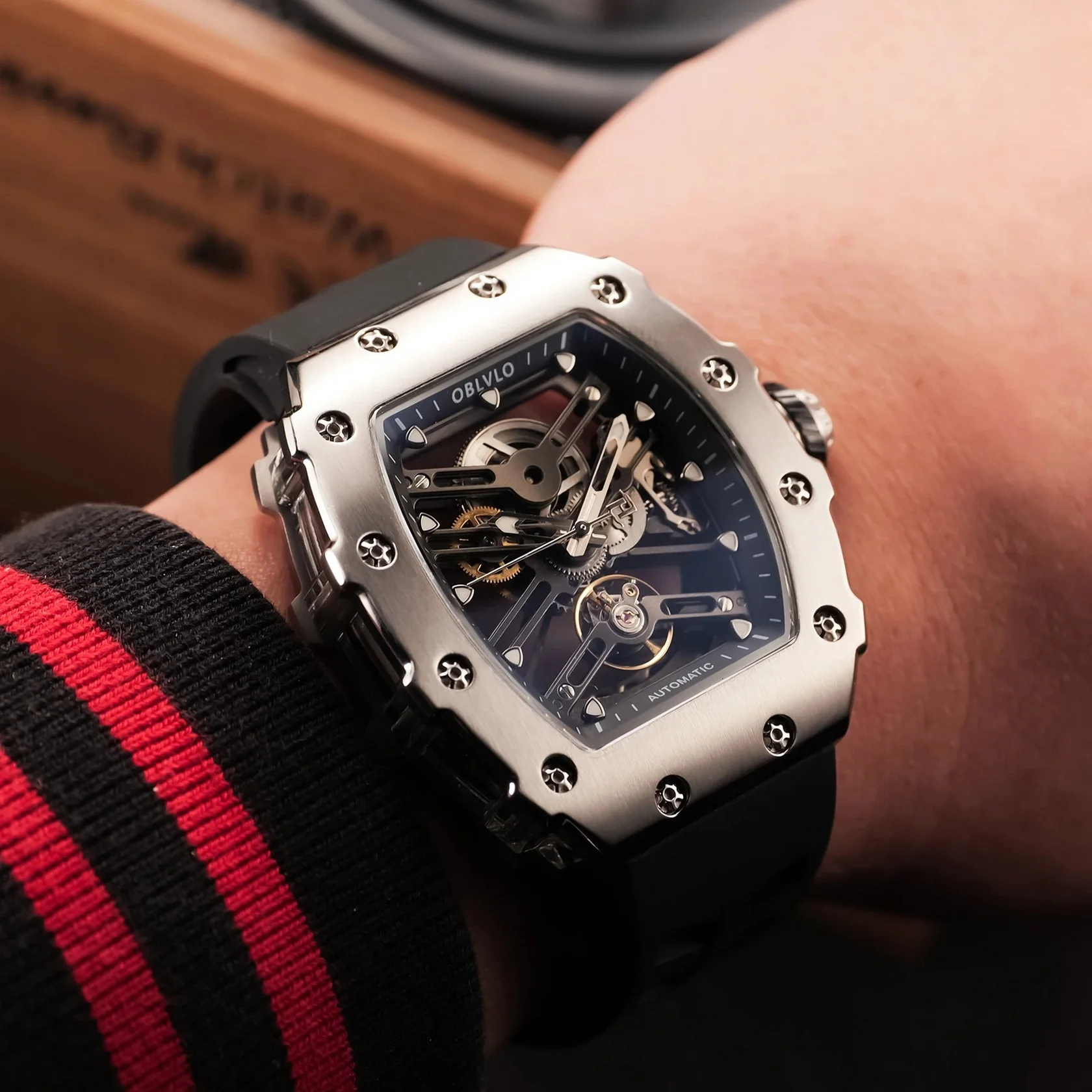 OBLVLO ساعة أوتوماتيكية للرجال Tonneau Case ساعات يد ميكانيكية فاخرة مضيئة مفرغة الطلب الياقوت مرآة