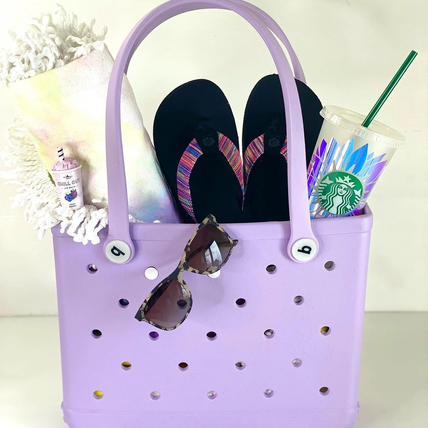 

EVA fashionable beach waterproof hole bag, large capacity, suitable for summer storage, can be carried on the shoulder or by han