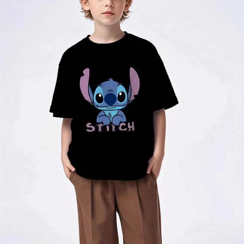 

MINISO Disney авторизованная летняя популярная детская футболка Disney Stitch 2025 года — милый костюм с короткими рукавами и принтом Stitch.