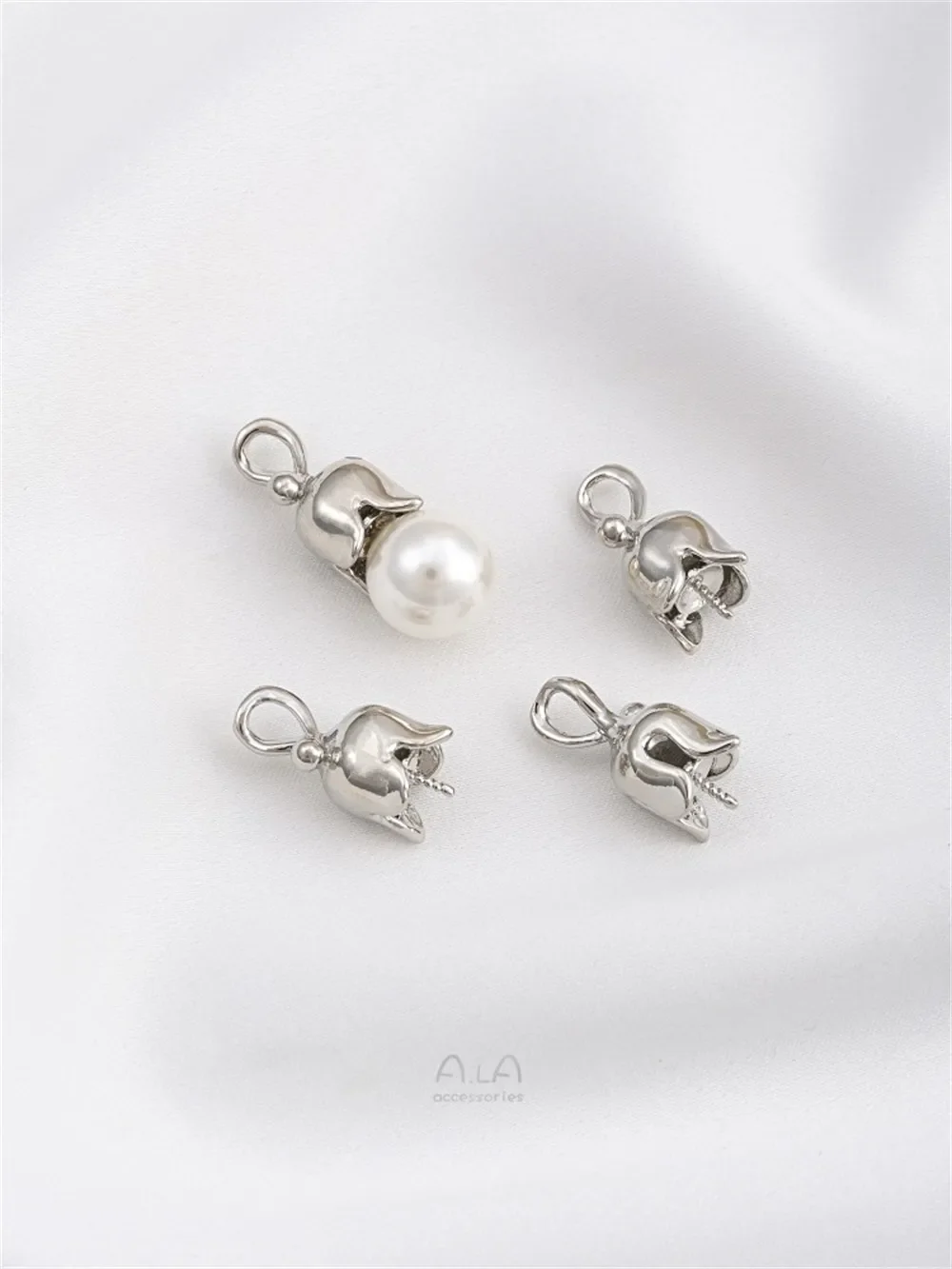 Colgante de cuentas de medio agujero de orquídeas y campana dorada de 14K, colgante de capullo de flor hecho a mano, collar de perlas adhesivas Diy, colgante de dijes K596