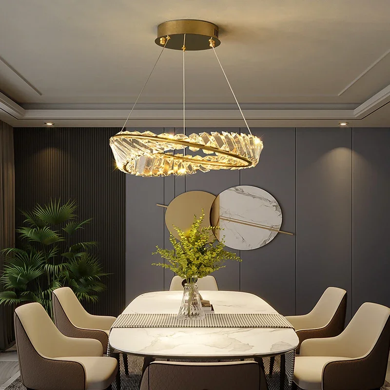 Plafonnier LED suspendu en cristal doré au design moderne, éclairage d'intérieur, luminaire décoratif de plafond, idéal pour un salon, une salle à manger ou une chambre à coucher