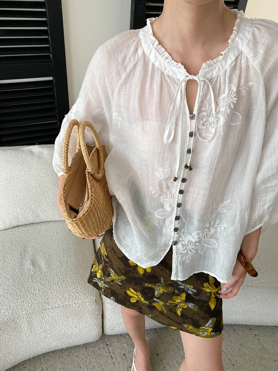 Sommerliches, einfarbiges Damen-Shirt in Schwarz mit Fungus-Edge-Spitze, schwerer Stickerei und Laternenärmeln. – Detail 8
