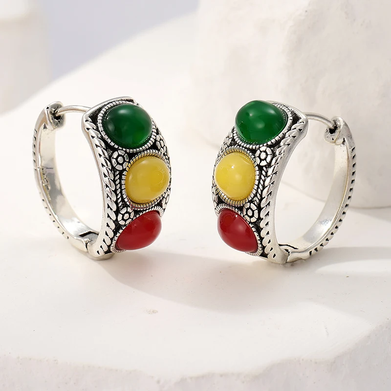    Ethnische Silberfarbene Kupfer-Creolen für Damen mit Ovalen Eingelegten Grünen, Gelben und Roten Edelsteinen Vintage-Schmuck