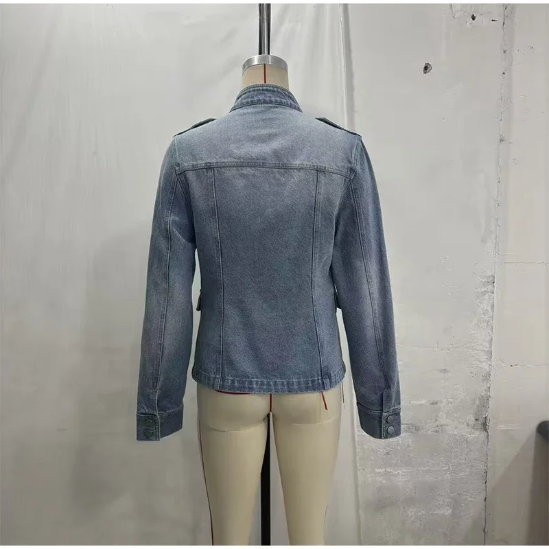 Damen-Jeansjacke mit Stehkragen, langen Ärmeln, Knopfleiste, Klapptaschen, hell gewaschen, figurbetont, lässige Oberbekleidung, Street-Style-Jeansjacke 2026 – Detail 3