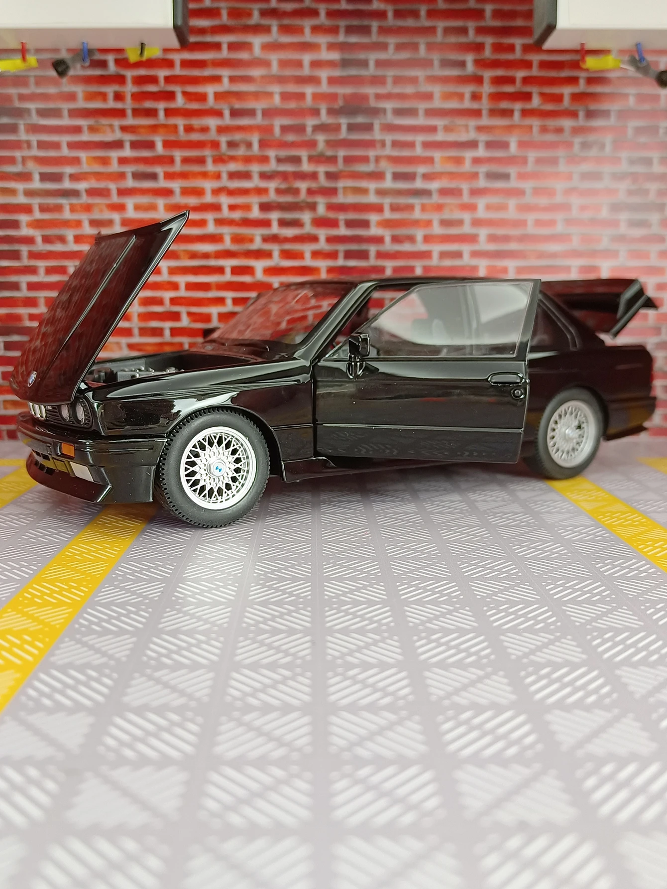Simulación 1:24 BMW M3 E30 1988, adorno de modelo de coche de aleación, colección de puertas y capó de motor, el maletero se puede abrir
