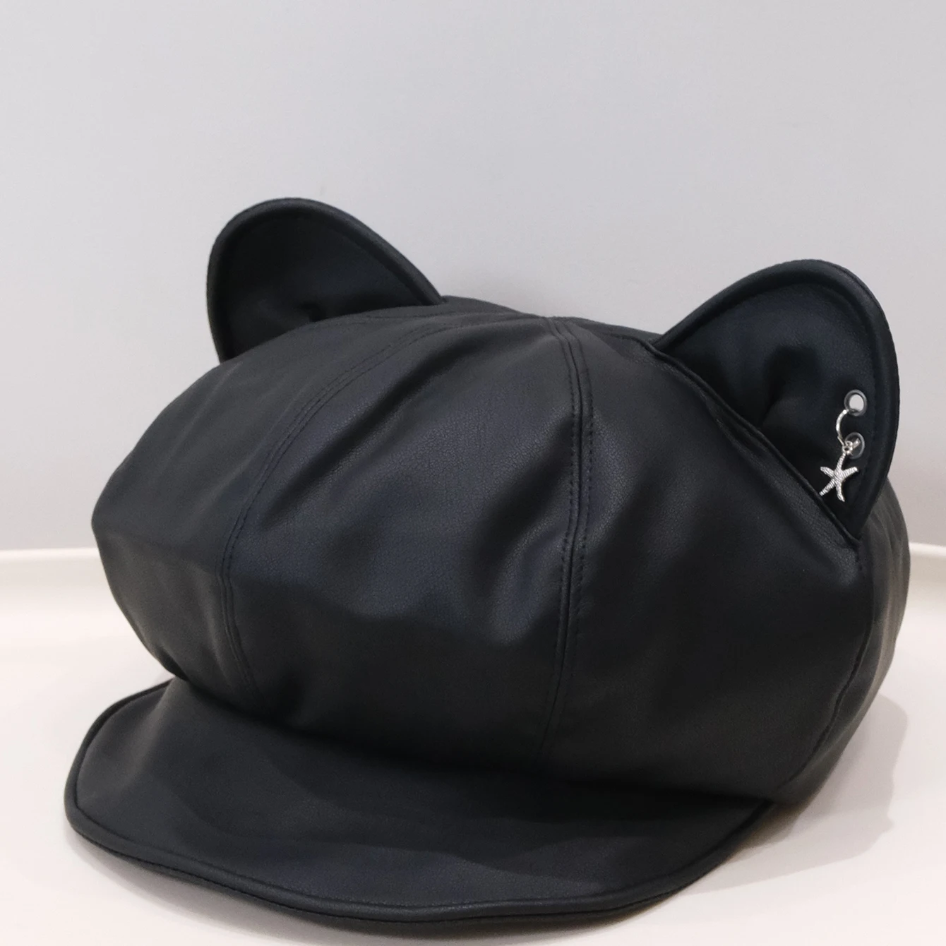 Cross-border Japanese retro cute cat-ear leather newsboy hat with iron rings and star-shaped brim outdoor versatile accessory