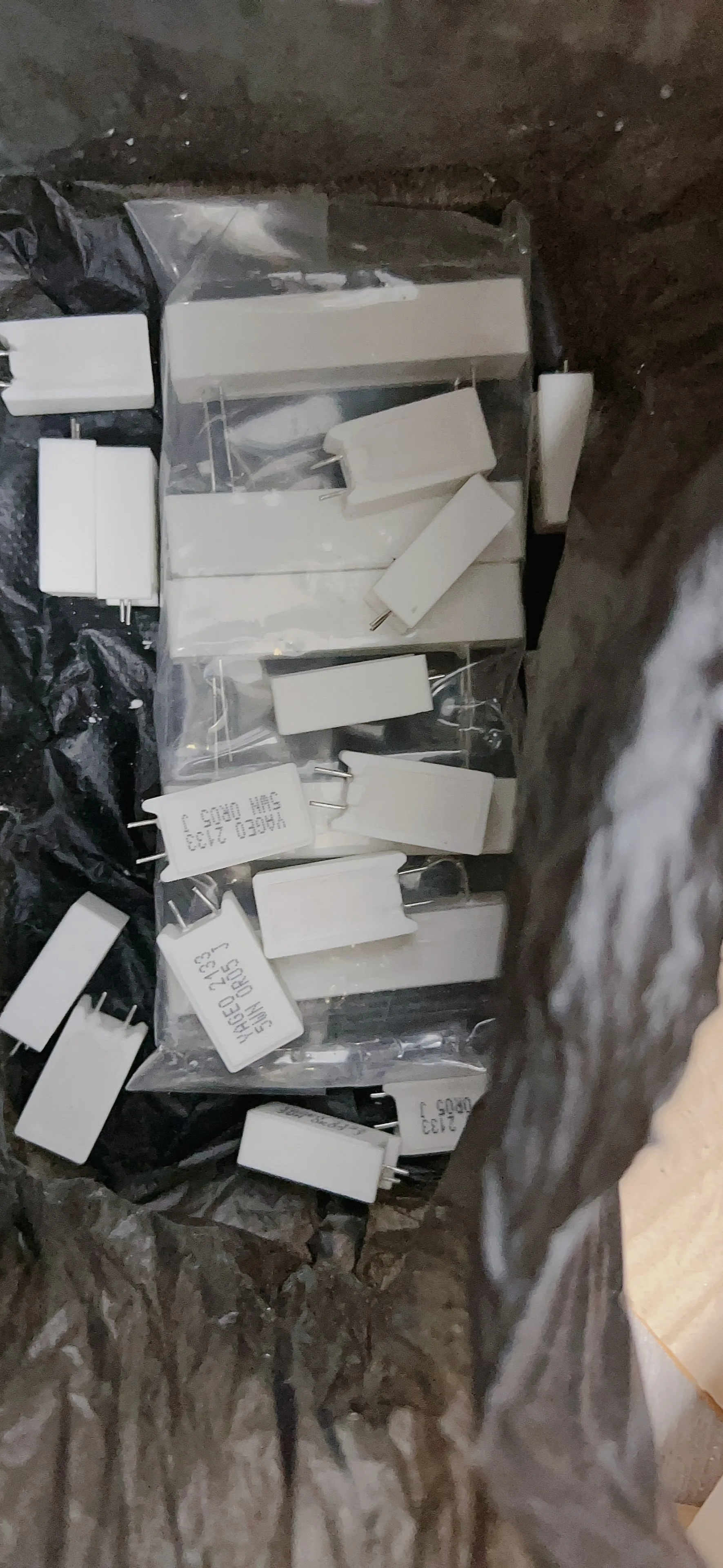 

250 г абсолютно новые резисторы для цемента. Керамические резисторы. Керамические прямые горизонтальные резисторы. Смешанная упаковка. Прибл. 40шт