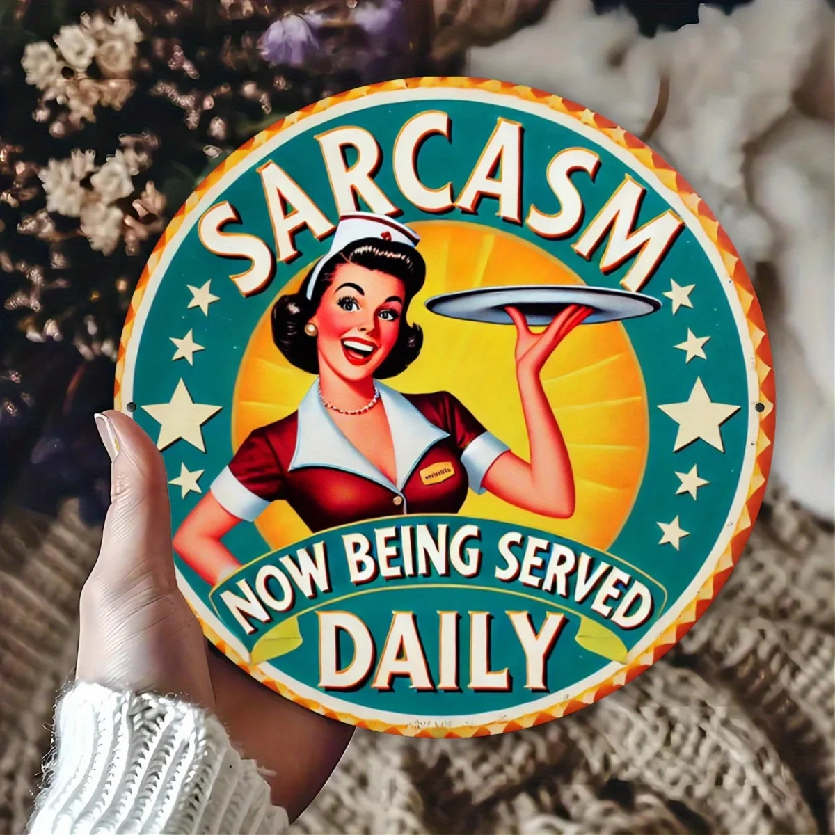 2D flach – 1-teiliges Holzschild „Satirical Now Serving Every Day“ im Retro-Stil – einfach, Zuhause, Bar