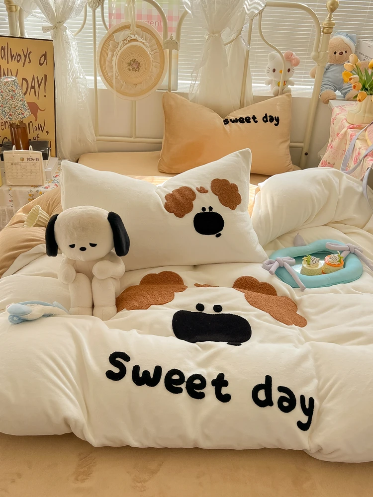 

Теплый комплект постельного белья из молочного вельвета с вышивкой в виде мультяшной собаки, четыре предмета: двустороннее вельветовое покрывало, пододеяльник, одеяло, плед