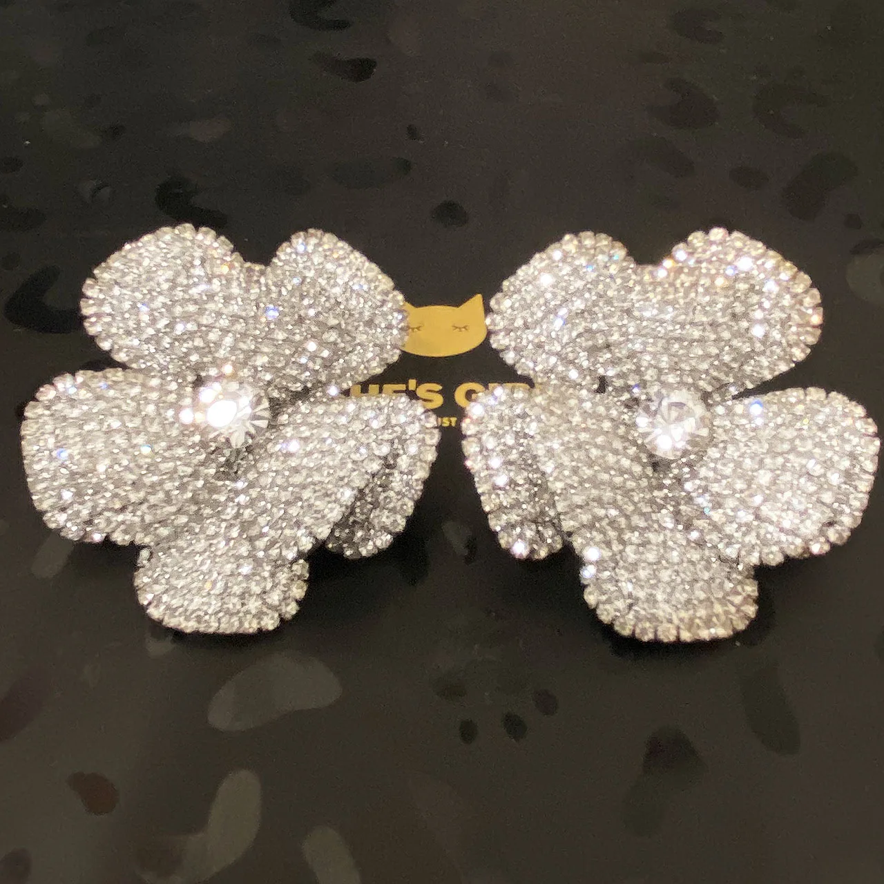 

Новые украшения и аксессуары в ретро-стиле: объемные серьги в форме розы с кристаллами для женщин, идеально подходят для вечеринок и в качестве подарков.