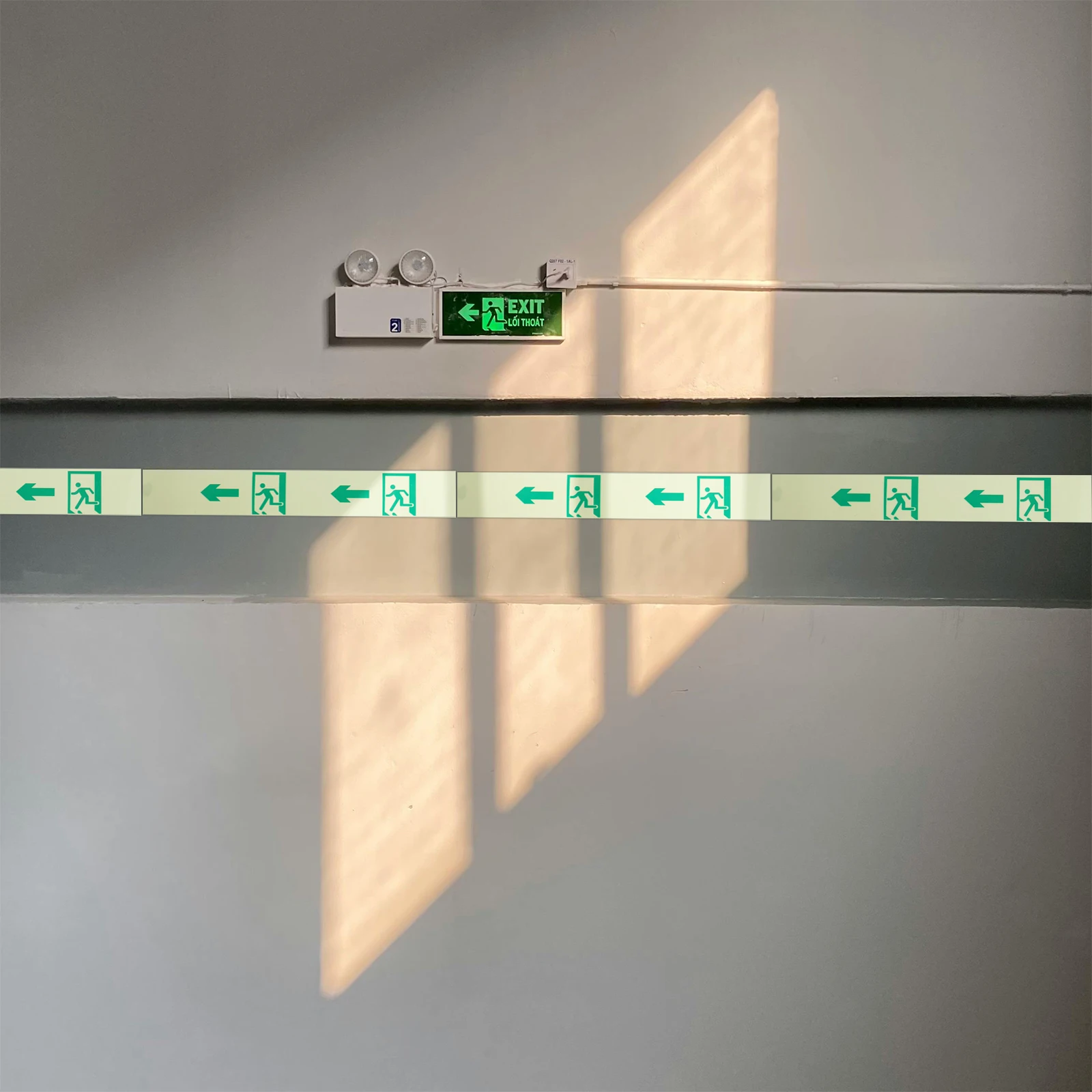 1 Roll Night Glow Safety Warning Sticker Luminous Direction Symbol Decal Facility Caution Sign For Apartment