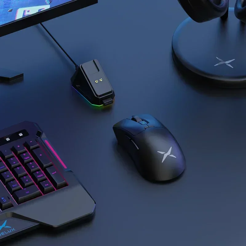 Delux M900PRO Mouse da gioco wireless ergonomico 8K velocità di polling PAW3395 Dock di ricarica RGB magnetico da 63 g per PC Gamer con mano grande destra