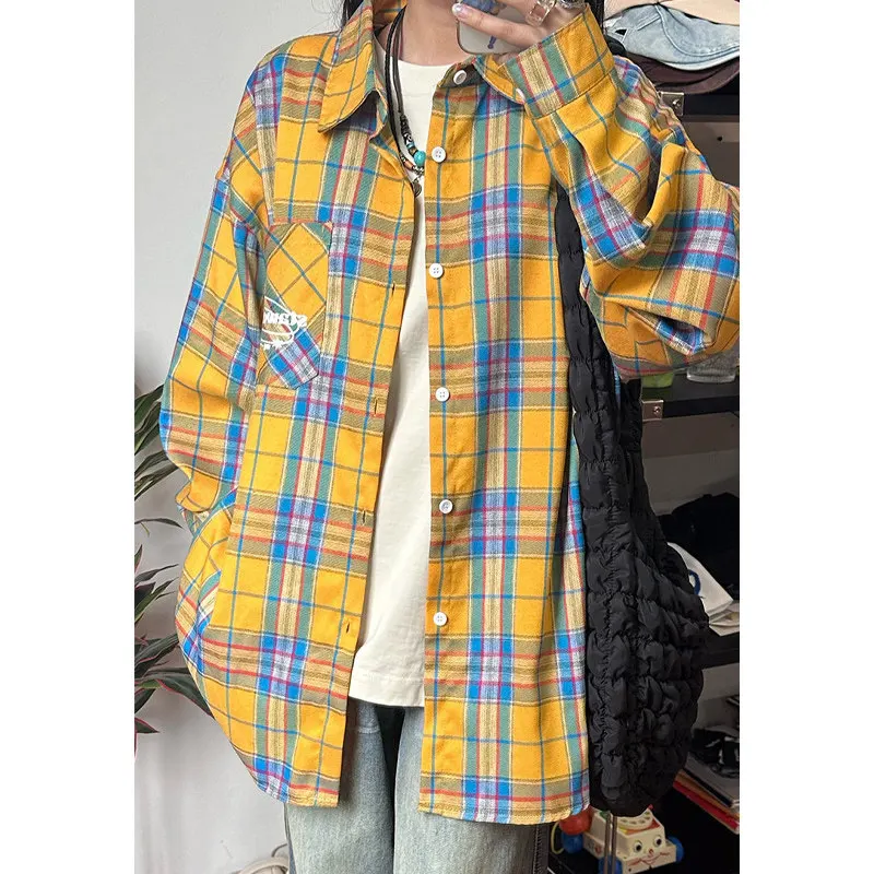 黄色のチェック柄ルーズ長袖メンズシャツ秋春トレンディなデザインアメリカンレトロカップル重ね着アウター