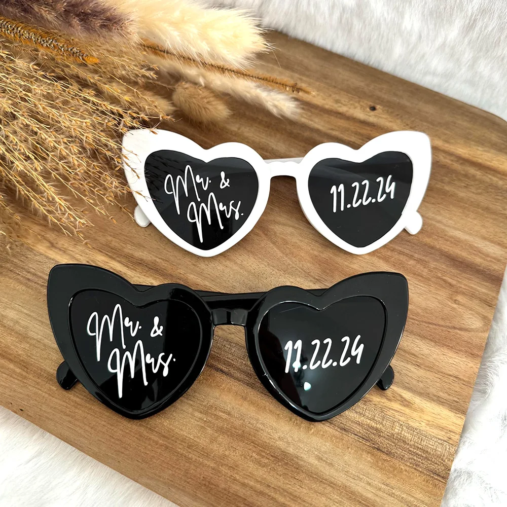 2 Stück Personalisierte Hochzeits-Sonnenbrillen Brautparty-Gastgeschenke Foto-Requisiten mit Initialen und Datum Herz-Sonnenbrillen Weihnachtsdekoration