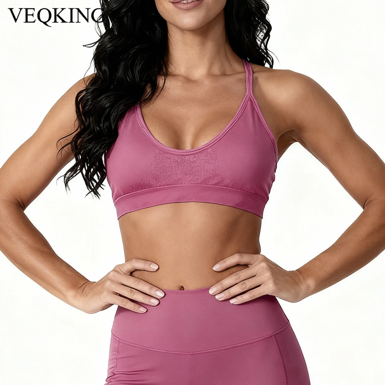 VEQKING حمالات صدر لليوجا للسيدات بدون خياطة متقاطعة من الخلف قطع علوية رياضية قصيرة مع وسادات برقبة منخفضة ملابس رياضية علوية سريعة الجفاف نشطة