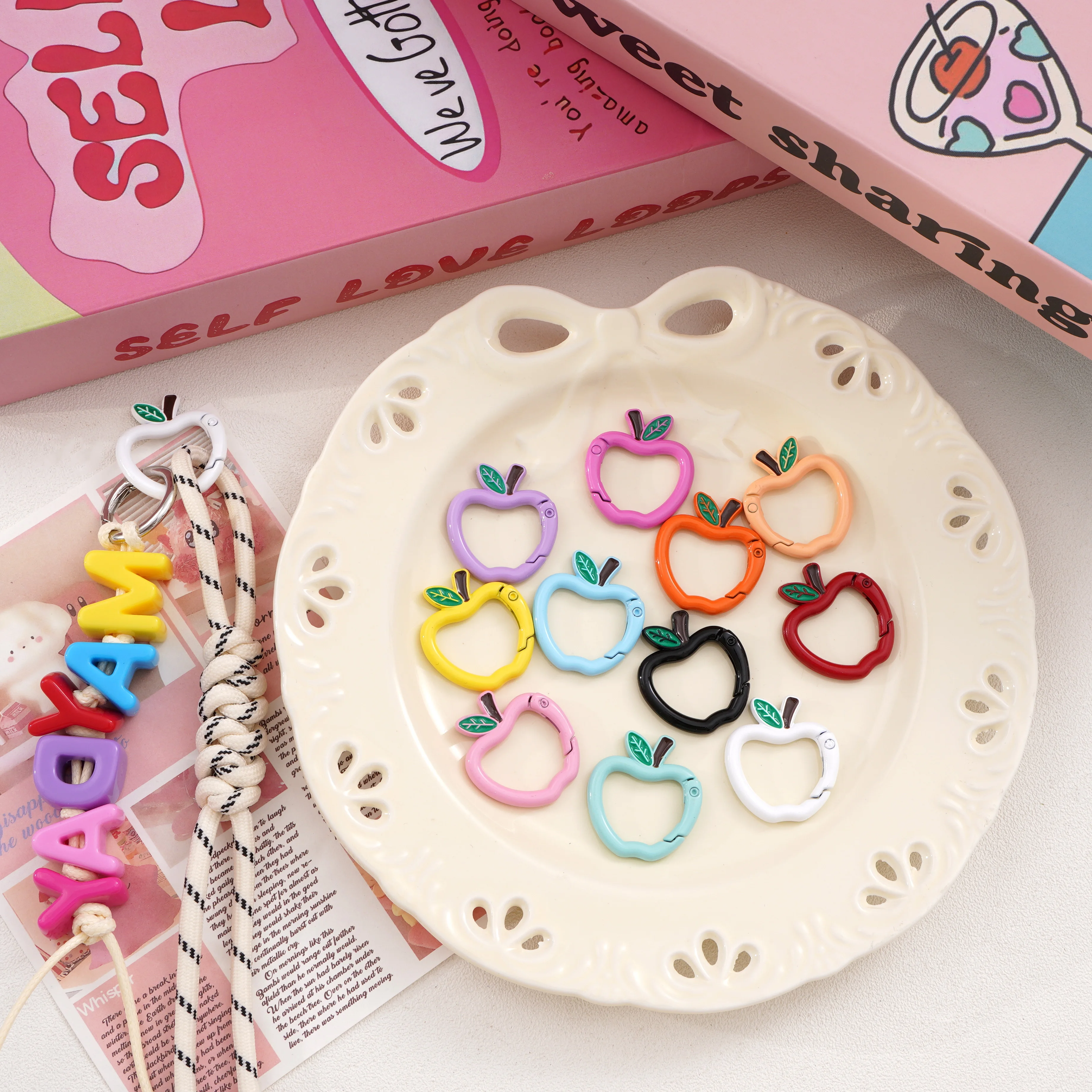 1Pc/bag 28x30mm Cute Apple Shaped Alloy Keychain Metal Spray Painted Hand-Painted Keyring For Jewelry Handmade Making Findings