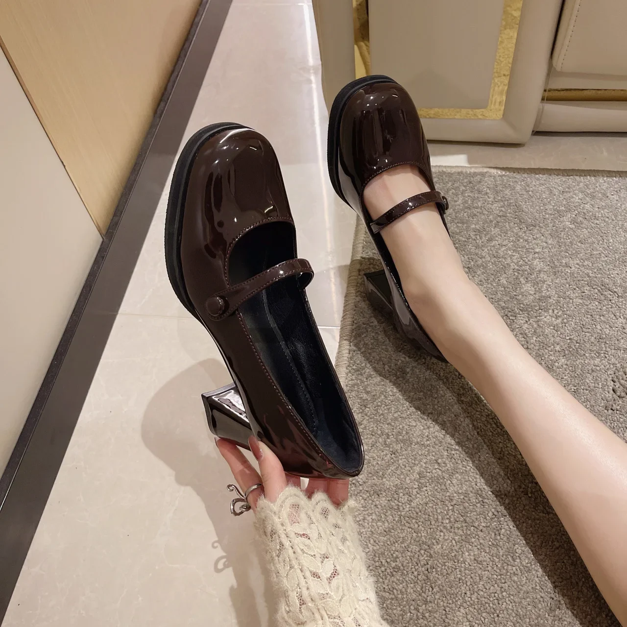 Fashion Shallow Mouth High-heeled Women Shoe 2024 Spring New French Retro Thick Heel Small Leather Shoe All-match Mary Jane Shoe