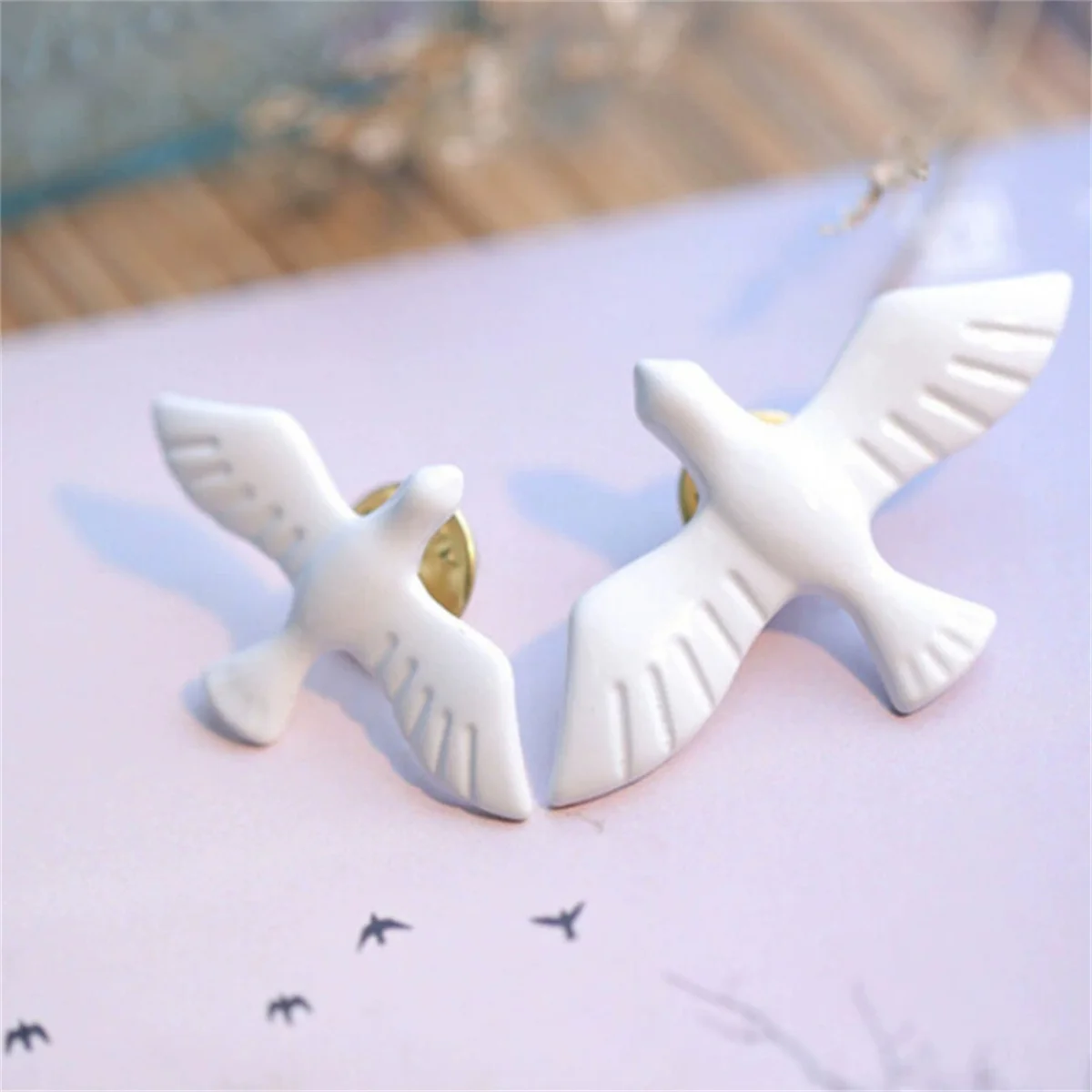 

1Pc Cute Cartoon Peace Dove Brooch Charm Trend Pin Artistic Personality Jewelry Accessories Party Birthday Gift Souvenir 2025