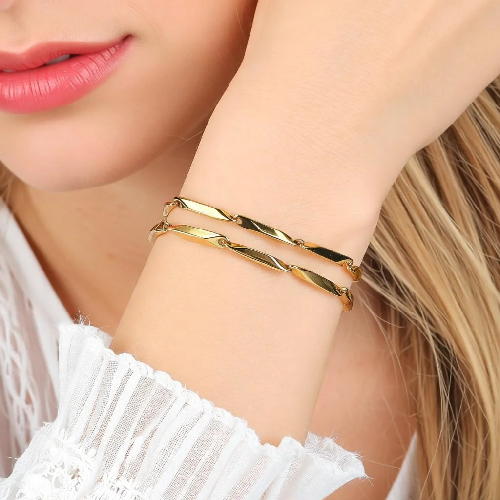 Fashion Gold Stainless Steel Bracelet for Women Elegant Jewelry Accessory