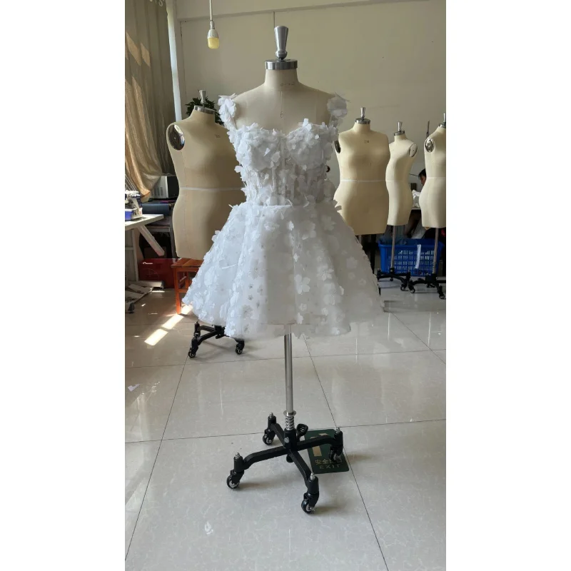 Aangepaste mini-trouwjurken 3D-bloem kanten bruidsjurk Mouwloze galajurk met veters en spaghettibandjes