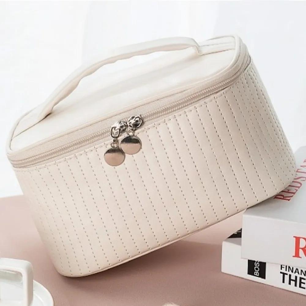 Borsa portaoggetti multiuso per il lavaggio da viaggio Borsa per trucco portatile carina di grande capacità Borsa per cosmetici per torte in pelle PU tinta unita all'aperto