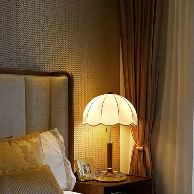 

Настольная лампа во французском ретро в средневековом стиле, светодиодный тканевый абажур, элитная спальня, отель, ресторан, прикроватная настольная лампа, украшение для дома