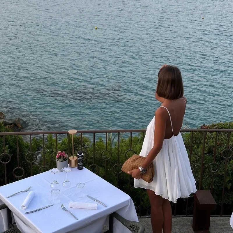 فستان منتفخ صغير مثير باللون الأبيض على شكل حرف v فستان نسائي قصير على الموضة بدون ظهر للشاطئ وحمالات فيستدو فساتين قصيرة غير رسمية فضفاضة على شكل حرف a جديدة