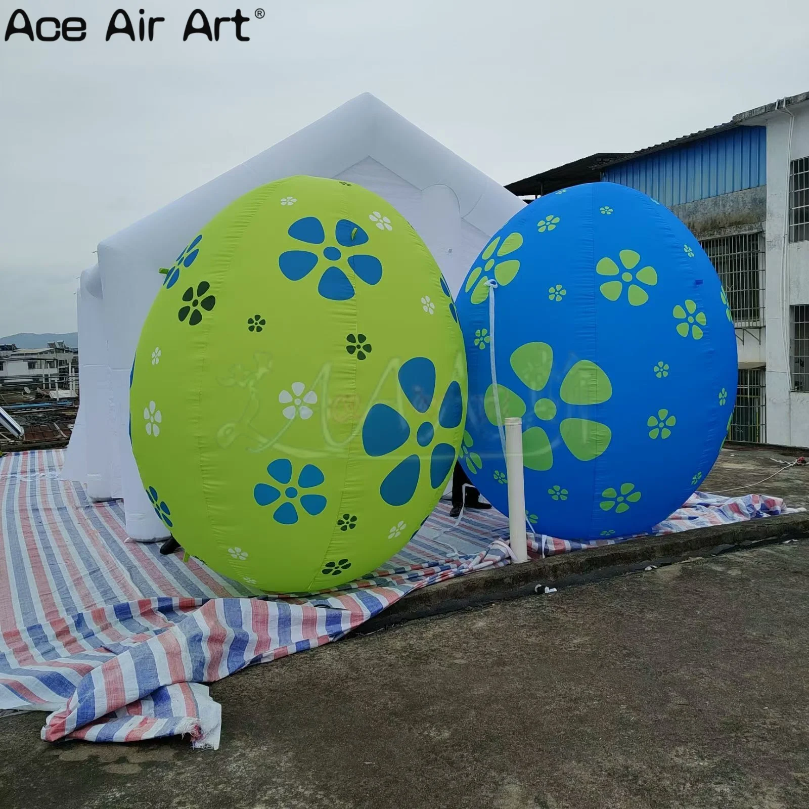 Ogromne, niebiesko-zielone, dmuchane jajka wielkanocne, kolorowe, dmuchane dekoracje świąteczne do ogrodu na przyjęcie wielkanocne i wystawę ogrodową.
