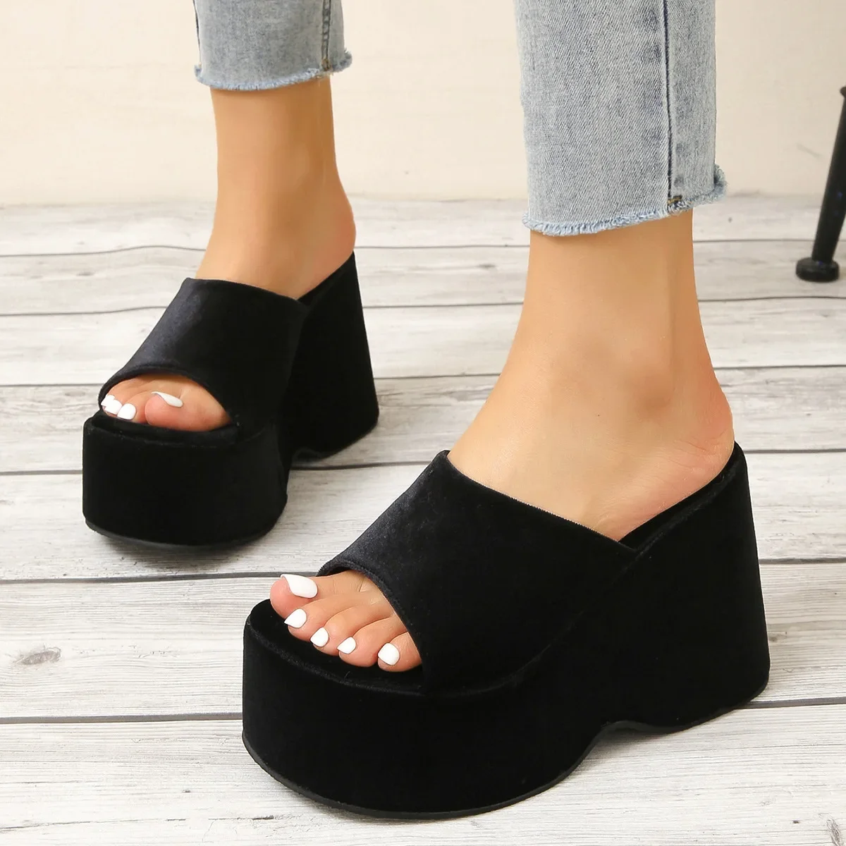 2024 personalità sandali donna scarpe da donna Sexy Slip On pantofole con tacco alto moda diapositive a punta pantofole da donna estive