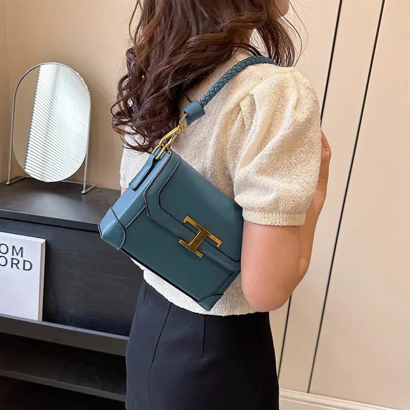 

2025 Spring-Summer New Women's Retro Chain Small Square Bag Adjustable Strap Spacious