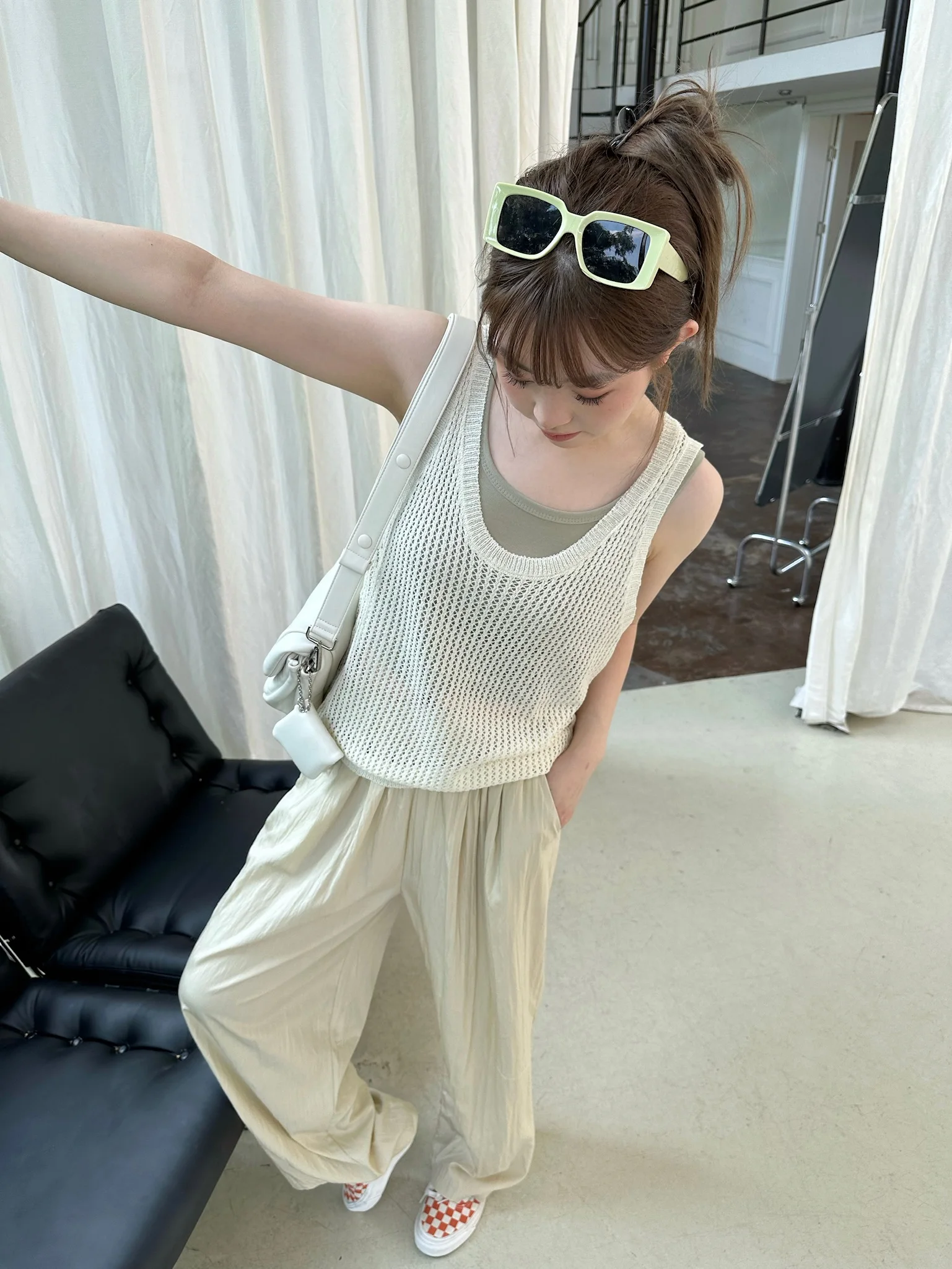 

Комплект Xiao en Meimei: летний новый тонкий жилет с вырезами и широкие брюки из хлопка, повседневный, с эффектом складок