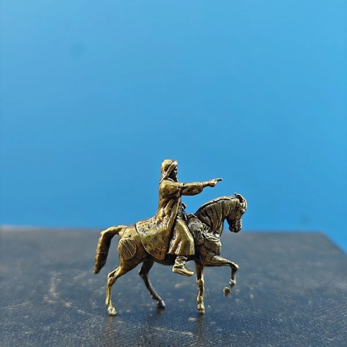 1.1 بوصة الصلبة النحاس خمر جنكيز خان تمثال صغير الجنينة بونساي الحلي