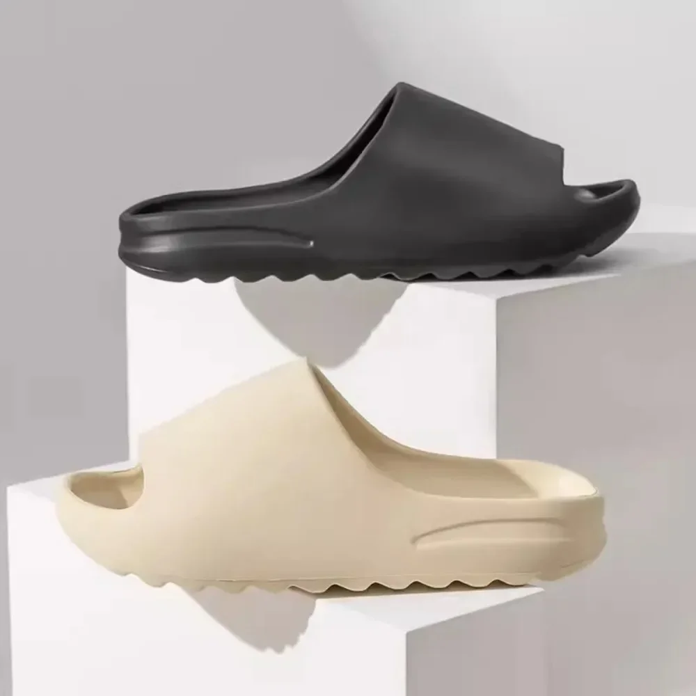 صنادل صيفية مستوحاة من Yeezy لصيف 2025 باللون الأصفر الرملي تشبه السحابة للشاطئ في الهواء الطلق غير قابلة للانزلاق