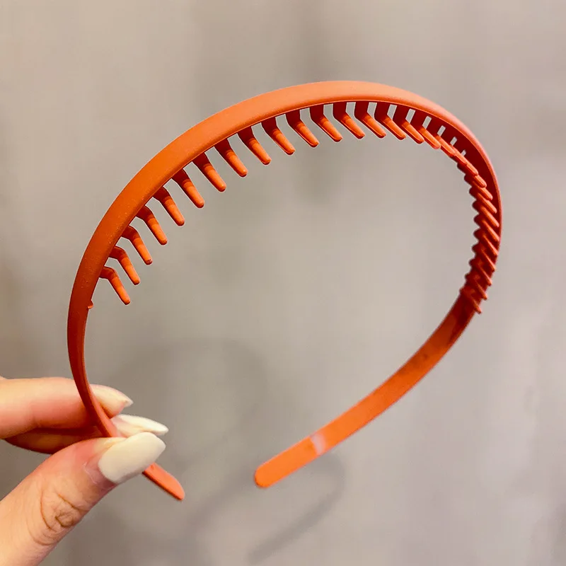 

Elegant Wave Pattern Non-Slip Adjustable Hairband for Women with Frosted Design And Secure Comb