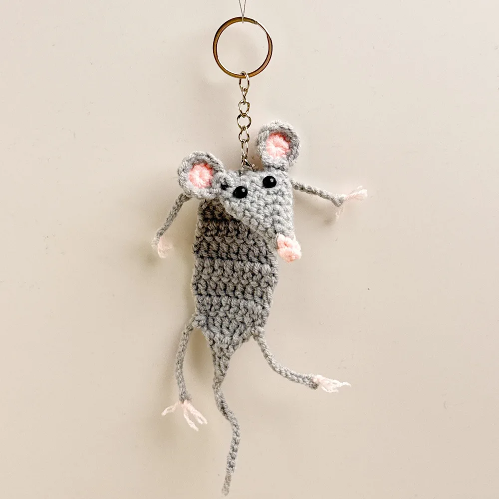 Lustiger gehäkelter Maus-Anhänger, handgemachter gestrickter Maus-Schlüsselanhänger, niedlicher Tier-Anhänger für den Rucksack. – Detail 1